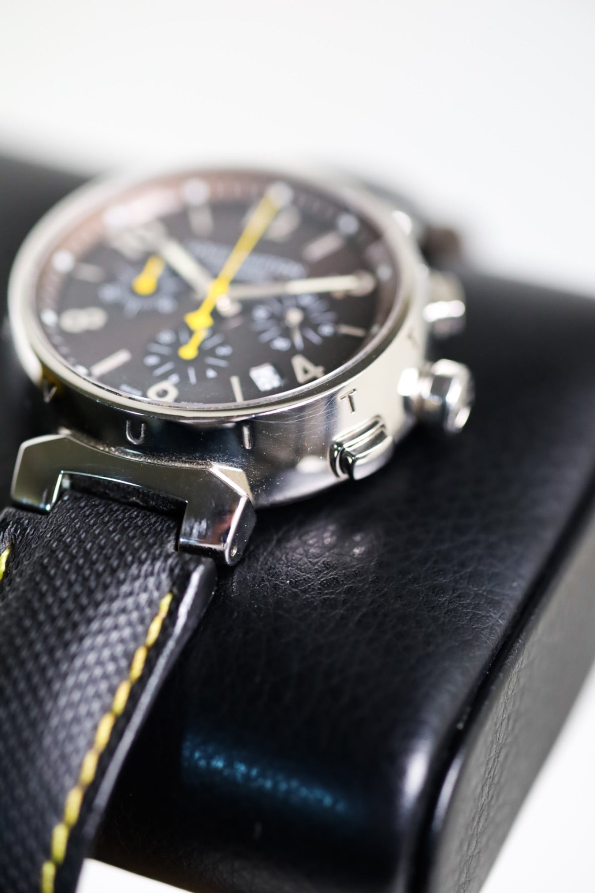 Louis Vuitton Tambour Chronograph with Coffee Table Book TO224898 - view 3