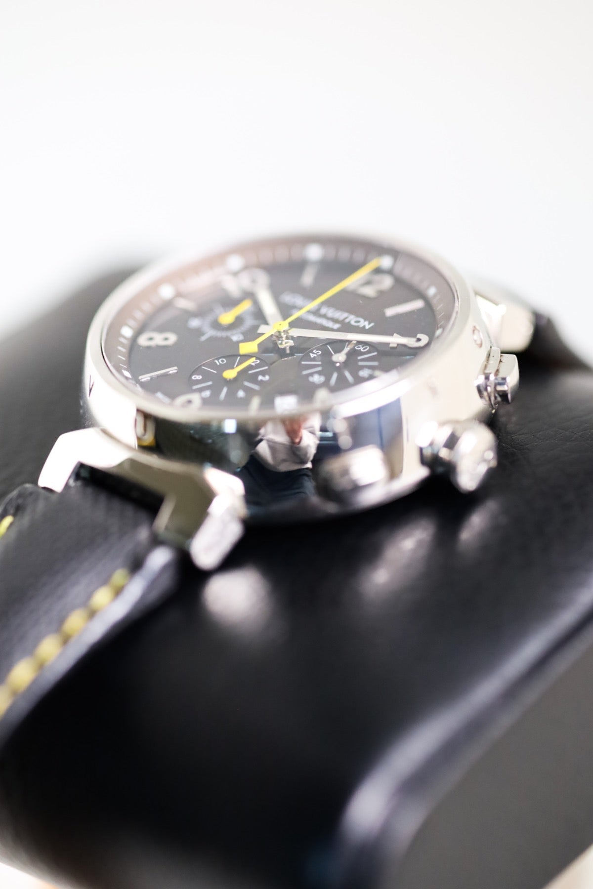 Louis Vuitton Tambour Chronograph with Coffee Table Book TO224898 - view 10
