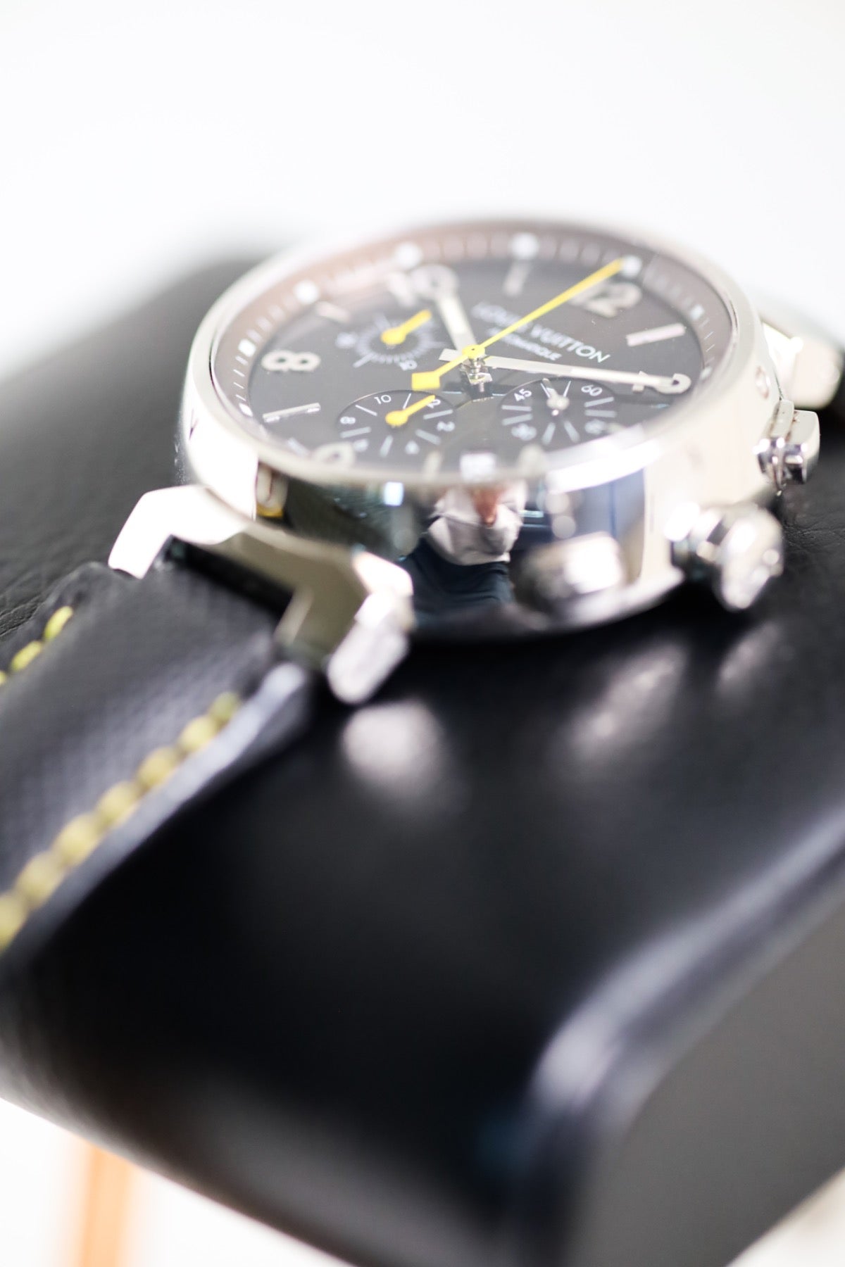 Louis Vuitton Tambour Chronograph with Coffee Table Book TO224898 - view 9