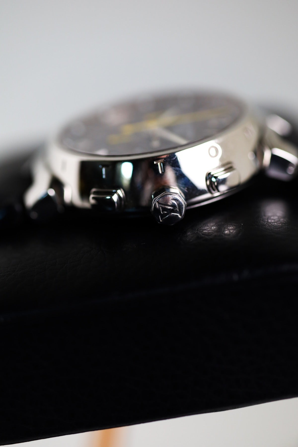 Louis Vuitton Tambour Chronograph with Coffee Table Book TO224898 - view 8